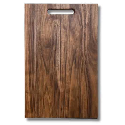Rechthoekige walnoothouten snijplank van Oaklyn met handvat en luxe afwerking, liggend tegen witte achtergrond.